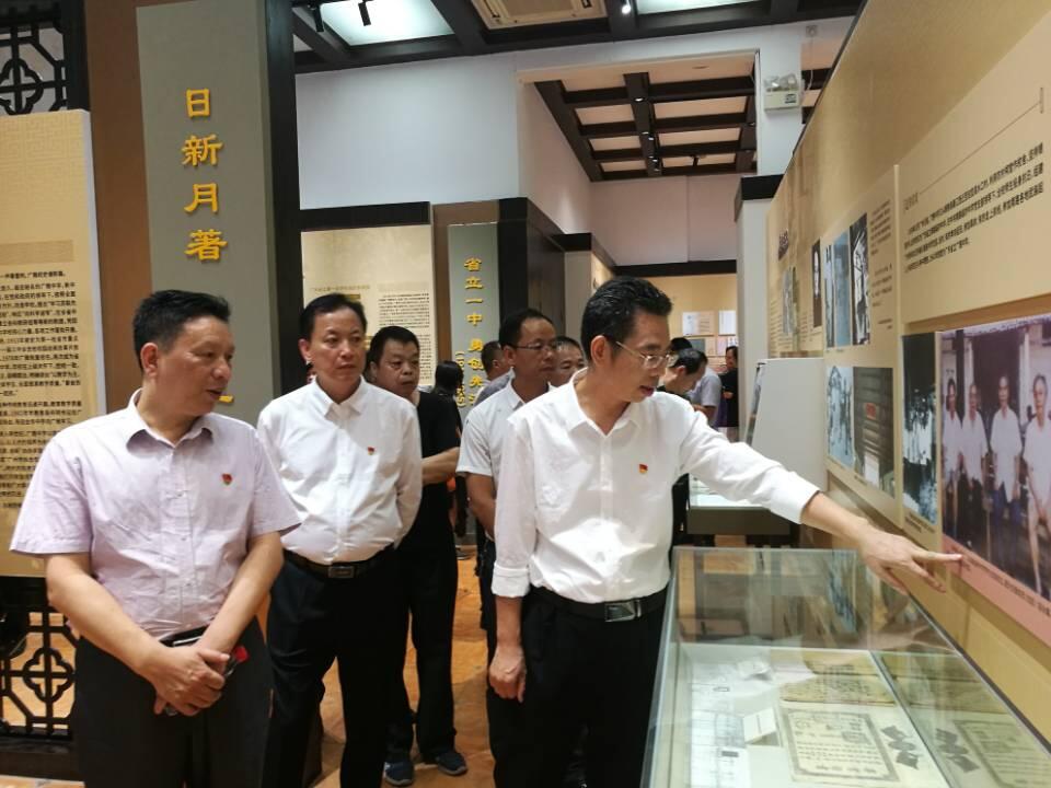 （图：区批导一组副组长和街领导班子成员细看“红色启蒙”）