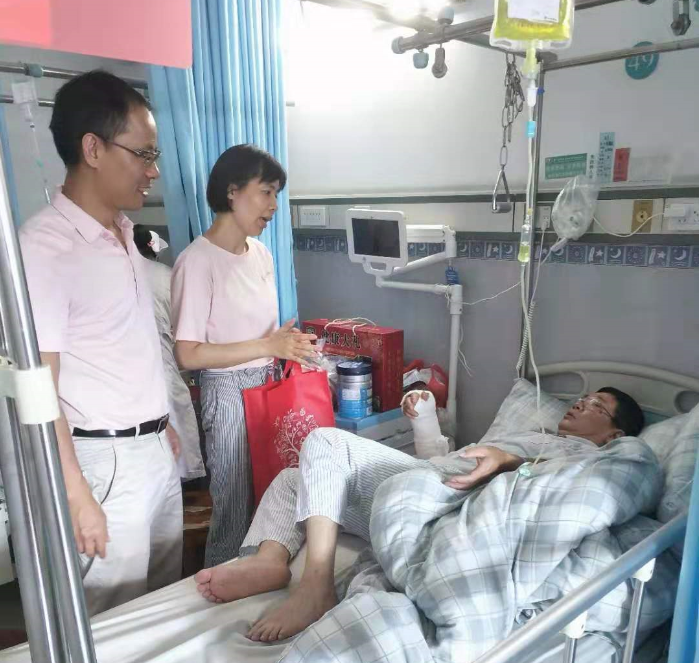 （图：西村街纪工委书记刘特畅探望住院党员）