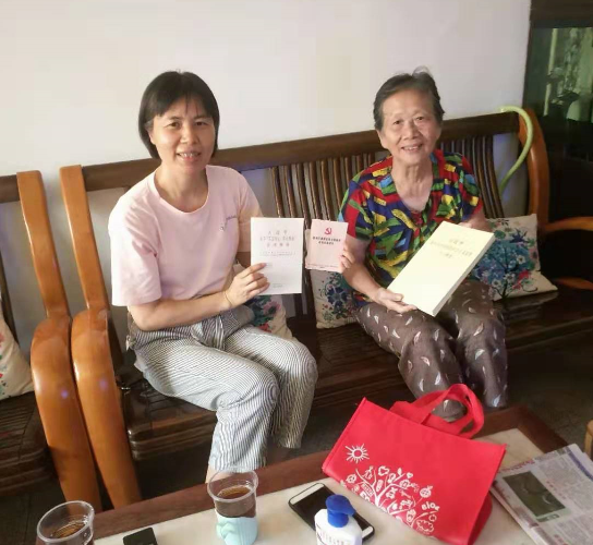 （图：西村街广雅社区党委书记为老党员送学上门）
